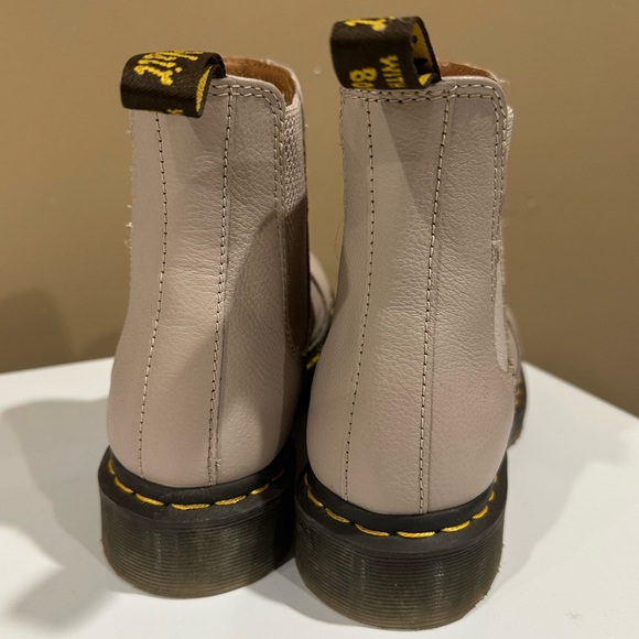 DR.MARTENS 2976 WOMEN'S LEATHER CHELSEA BOOTS in VINTAGE TAUPE — Virginia - Picture 5 of 7